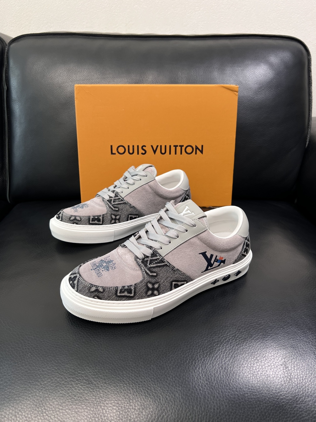 Lv  高品质  顶级工艺品  路易威登，专柜同步原厂配置，鞋面意大利进口，高品质拼接缤纷色彩复杂工艺品