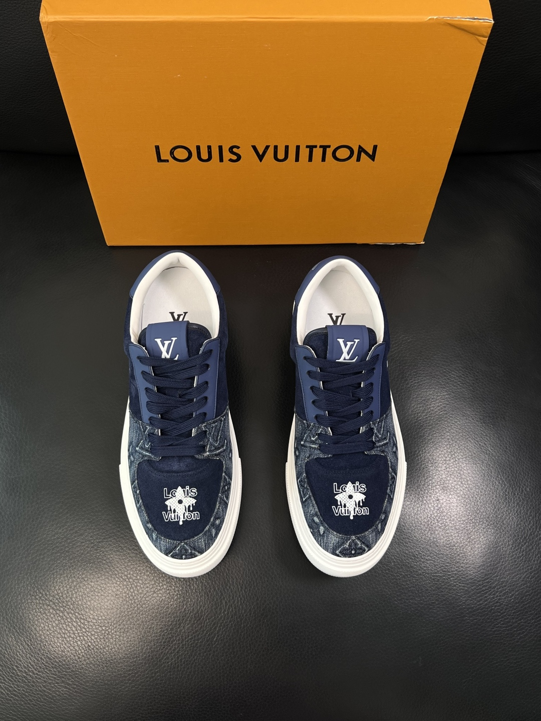 Lv  高品质  顶级工艺品  路易威登，专柜同步原厂配置，鞋面意大利进口，高品质拼接缤纷色彩复杂工艺品