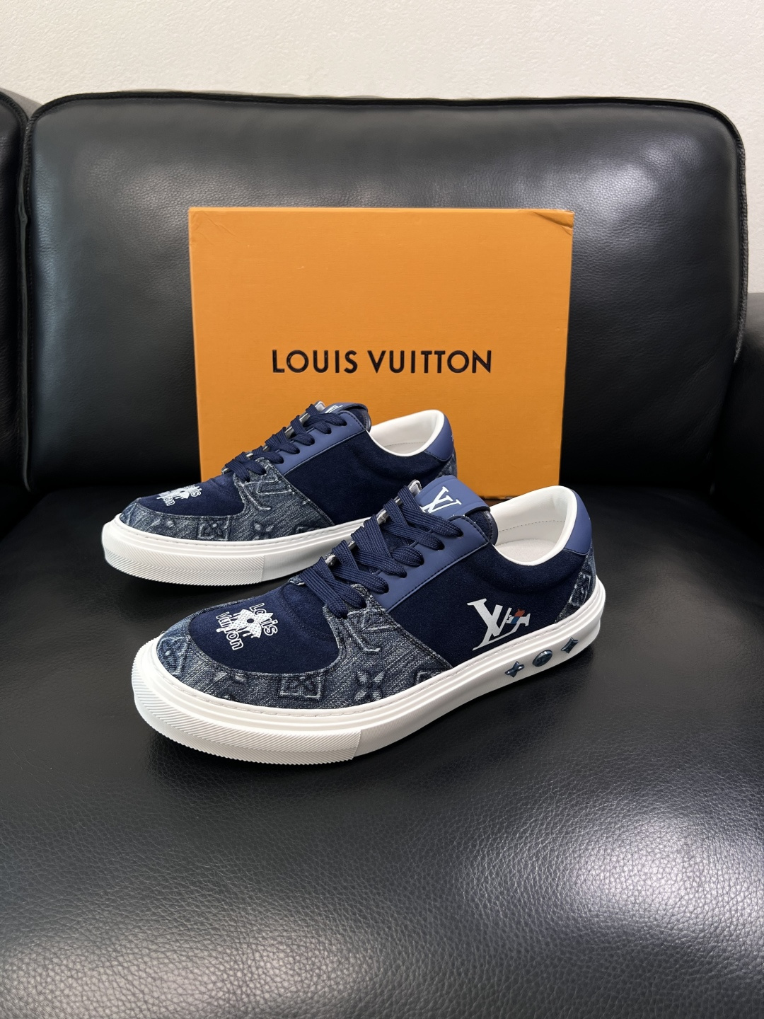 Lv  高品质  顶级工艺品  路易威登，专柜同步原厂配置，鞋面意大利进口，高品质拼接缤纷色彩复杂工艺品