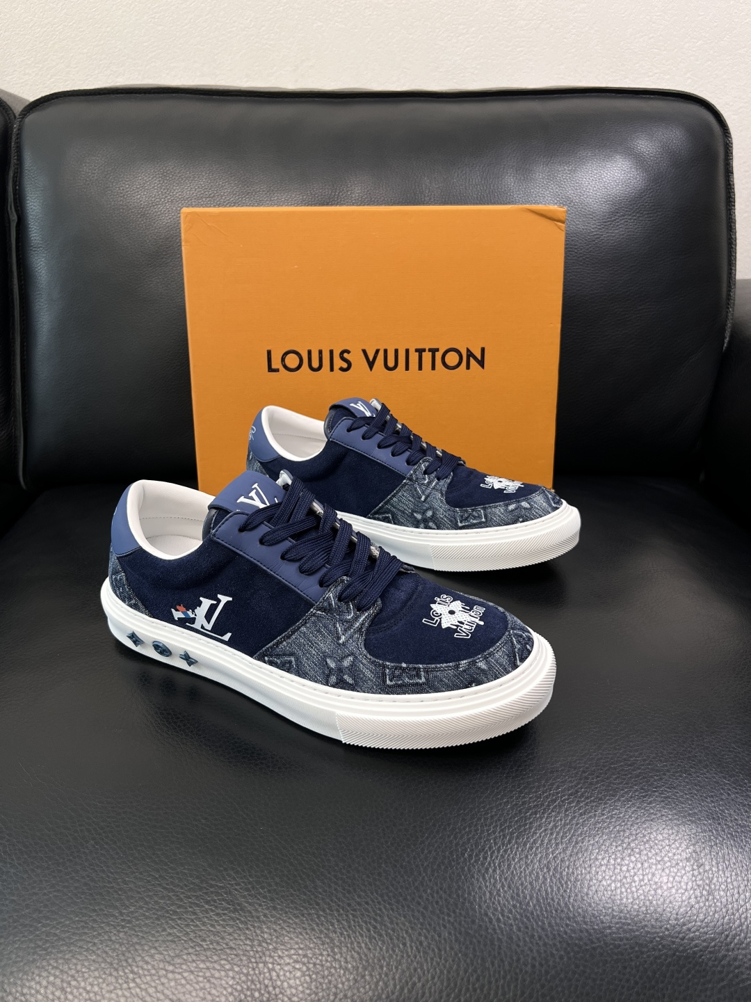 Lv  高品质  顶级工艺品  路易威登，专柜同步原厂配置，鞋面意大利进口，高品质拼接缤纷色彩复杂工艺品