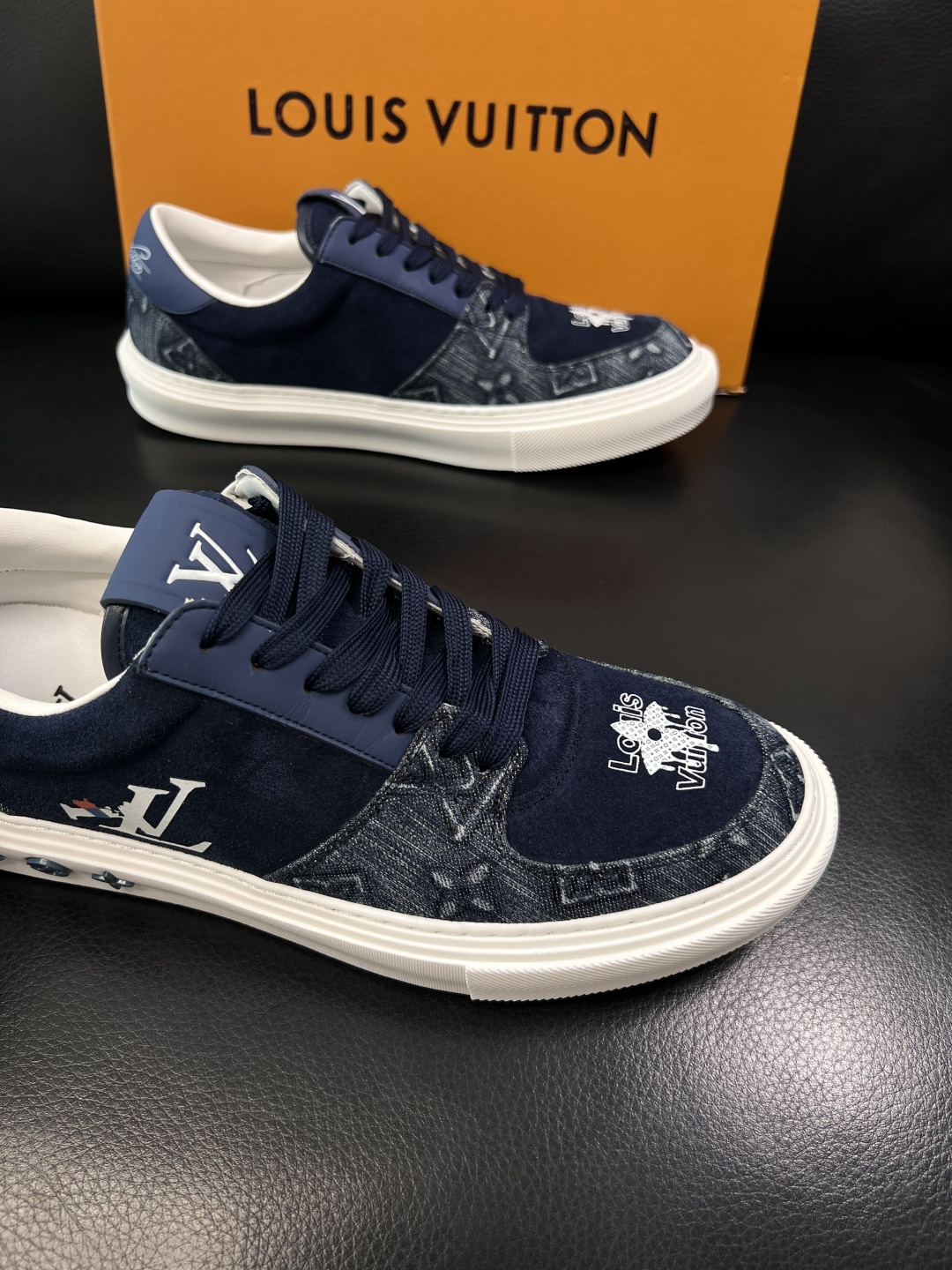 Lv  高品质  顶级工艺品  路易威登，专柜同步原厂配置，鞋面意大利进口，高品质拼接缤纷色彩复杂工艺品