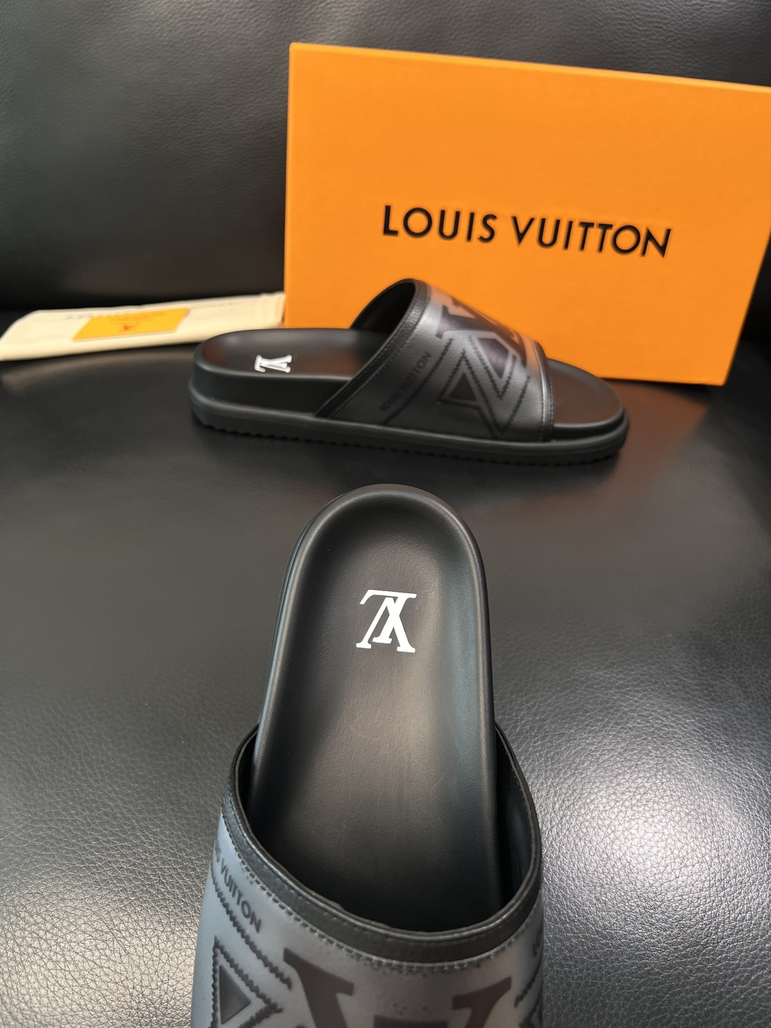 Lv  高品质  顶级工艺品  路易威登，拖鞋  专柜同步原厂配置，鞋面意大利进口，高品质拼接缤纷色彩复