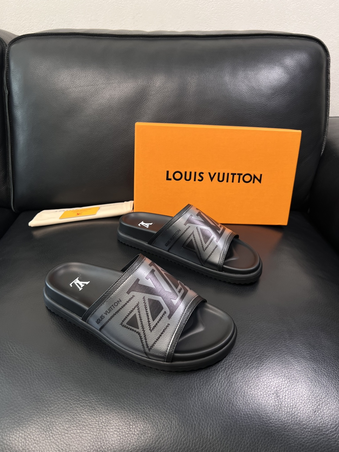 Lv  高品质  顶级工艺品  路易威登，拖鞋  专柜同步原厂配置，鞋面意大利进口，高品质拼接缤纷色彩复