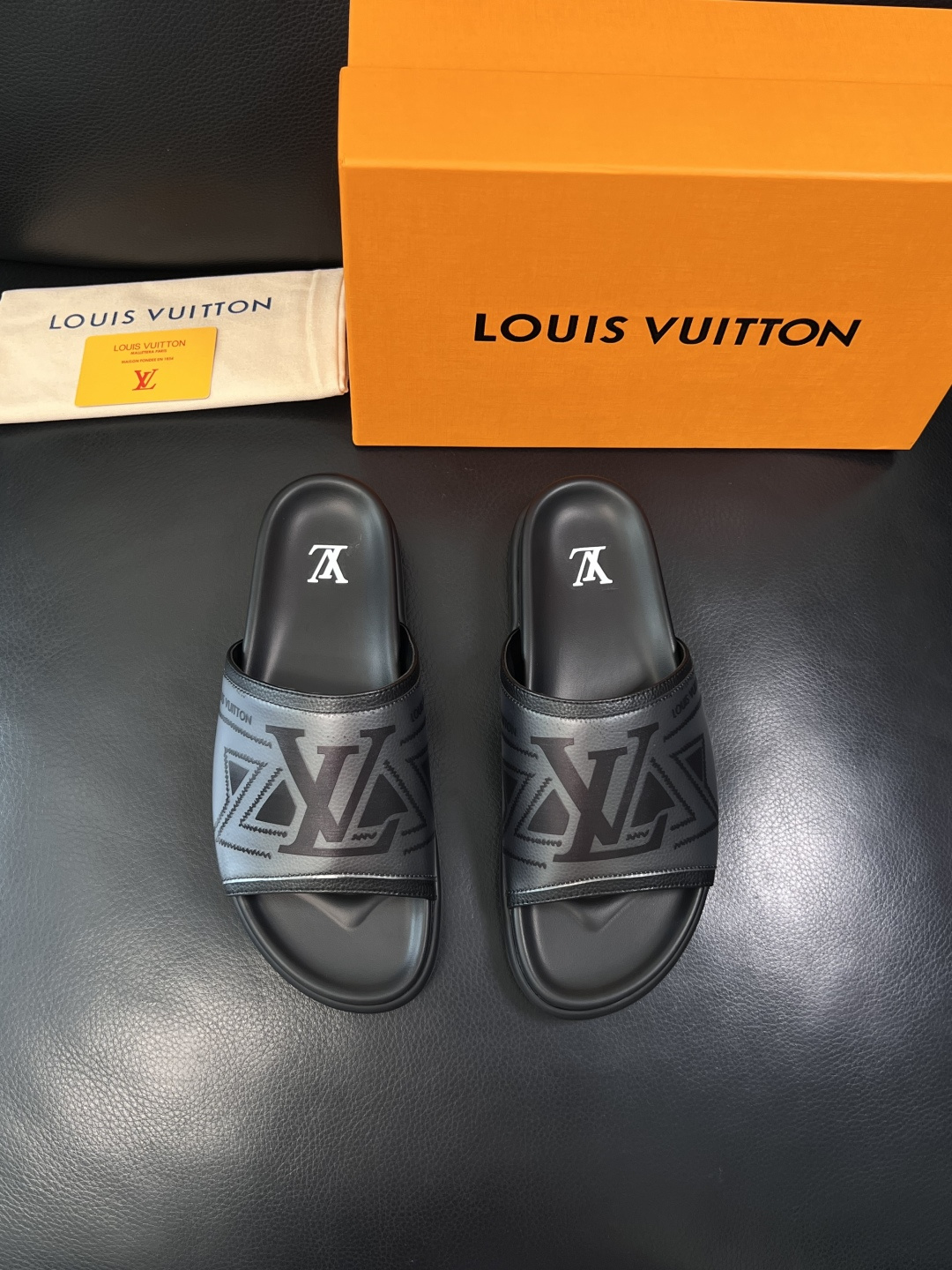 Lv  高品质  顶级工艺品  路易威登，拖鞋  专柜同步原厂配置，鞋面意大利进口，高品质拼接缤纷色彩复