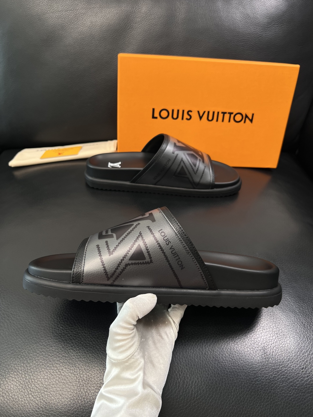 Lv  高品质  顶级工艺品  路易威登，拖鞋  专柜同步原厂配置，鞋面意大利进口，高品质拼接缤纷色彩复