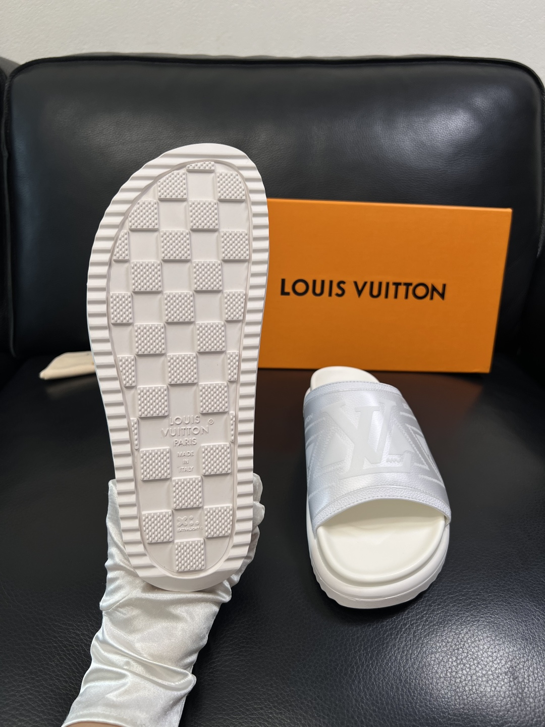 Lv  高品质  顶级工艺品  路易威登，拖鞋  专柜同步原厂配置，鞋面意大利进口，高品质拼接缤纷色彩复