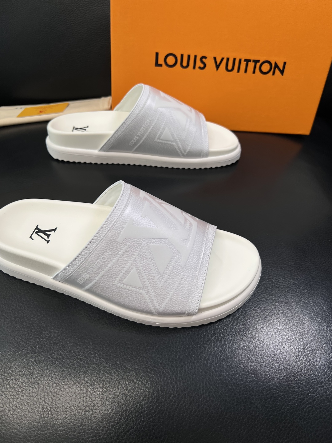 Lv  高品质  顶级工艺品  路易威登，拖鞋  专柜同步原厂配置，鞋面意大利进口，高品质拼接缤纷色彩复