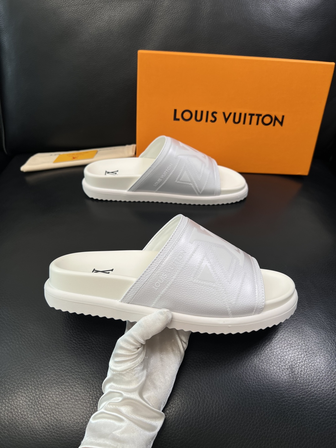 Lv  高品质  顶级工艺品  路易威登，拖鞋  专柜同步原厂配置，鞋面意大利进口，高品质拼接缤纷色彩复