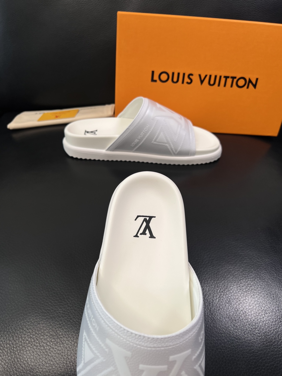 Lv  高品质  顶级工艺品  路易威登，拖鞋  专柜同步原厂配置，鞋面意大利进口，高品质拼接缤纷色彩复