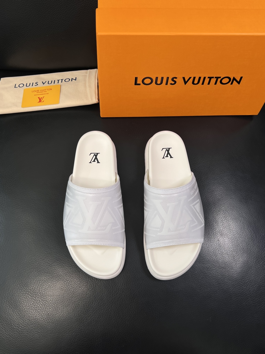 Lv  高品质  顶级工艺品  路易威登，拖鞋  专柜同步原厂配置，鞋面意大利进口，高品质拼接缤纷色彩复