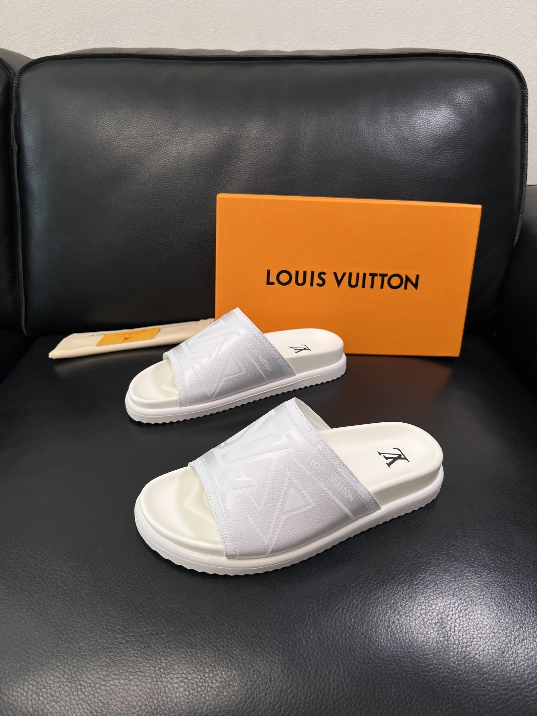 Lv  高品质  顶级工艺品  路易威登，拖鞋  专柜同步原厂配置，鞋面意大利进口，高品质拼接缤纷色彩复
