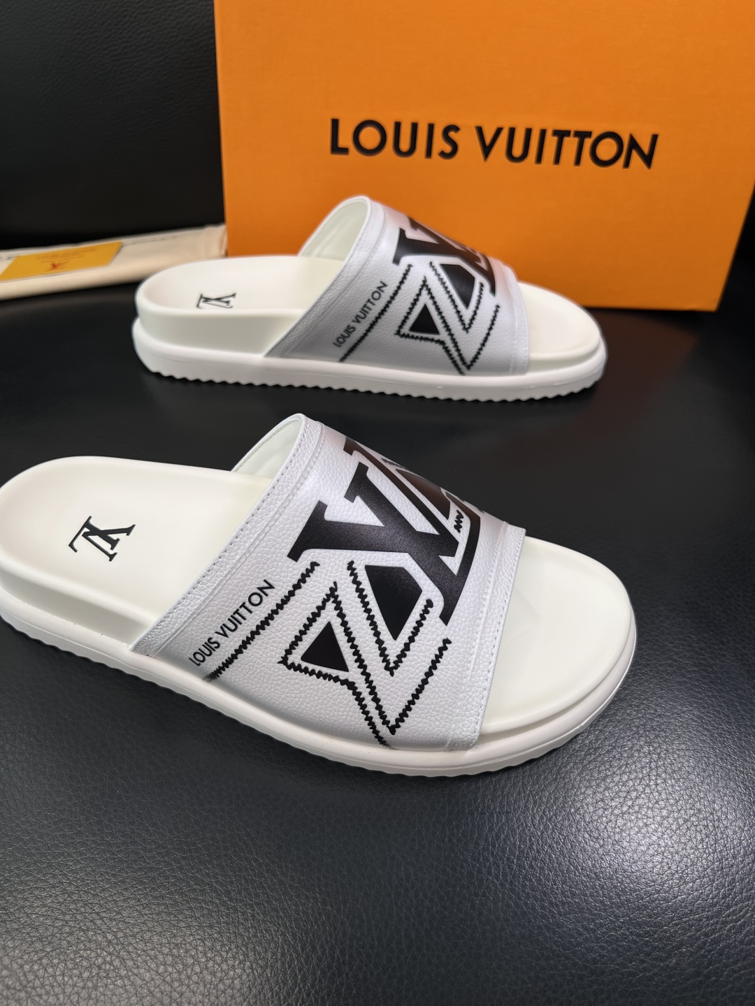 Lv  高品质  顶级工艺品  路易威登，拖鞋  专柜同步原厂配置，鞋面意大利进口，高品质拼接缤纷色彩复