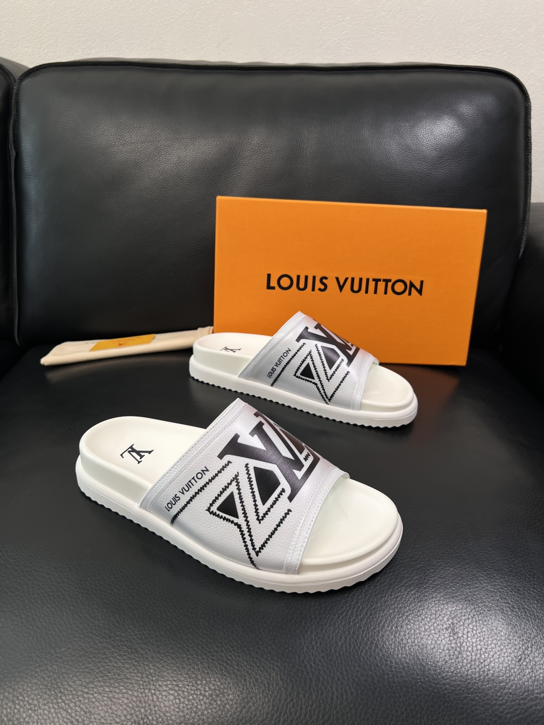 NO:853650,Lv high-quality top crafts Louis Vuitton, slippers, counters with original configuration, uppers imported from Italy, high-quality spliced ​​colorful and complex handicrafts, imported cowhide linings are soft and comfortable, original soles are specially provided by the original factory, TPU exclusive movable molded soles are super comfortable, original factory follow-up goods, code number 39-44 (customized 38 45),, louis vuitton, louis vuitton, slippers, cowhide19860909Lv 高品质 顶级工艺品 路易威登,拖鞋 专柜同步原厂配置,鞋面意大利进口,高品质拼接缤纷色彩复杂工艺品,进口牛皮里垫柔软舒适,鞋底原厂特供原版底,TPU独家活动成型底超级舒适,原厂跟单货,码数 39-44（订做 38 45）,,louis vuitton,louis vuitton,slippers,cowhide,Men's shoes