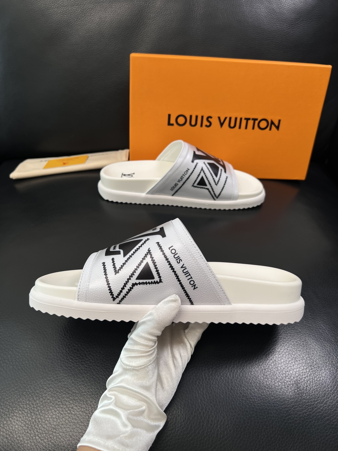 Lv  高品质  顶级工艺品  路易威登，拖鞋  专柜同步原厂配置，鞋面意大利进口，高品质拼接缤纷色彩复