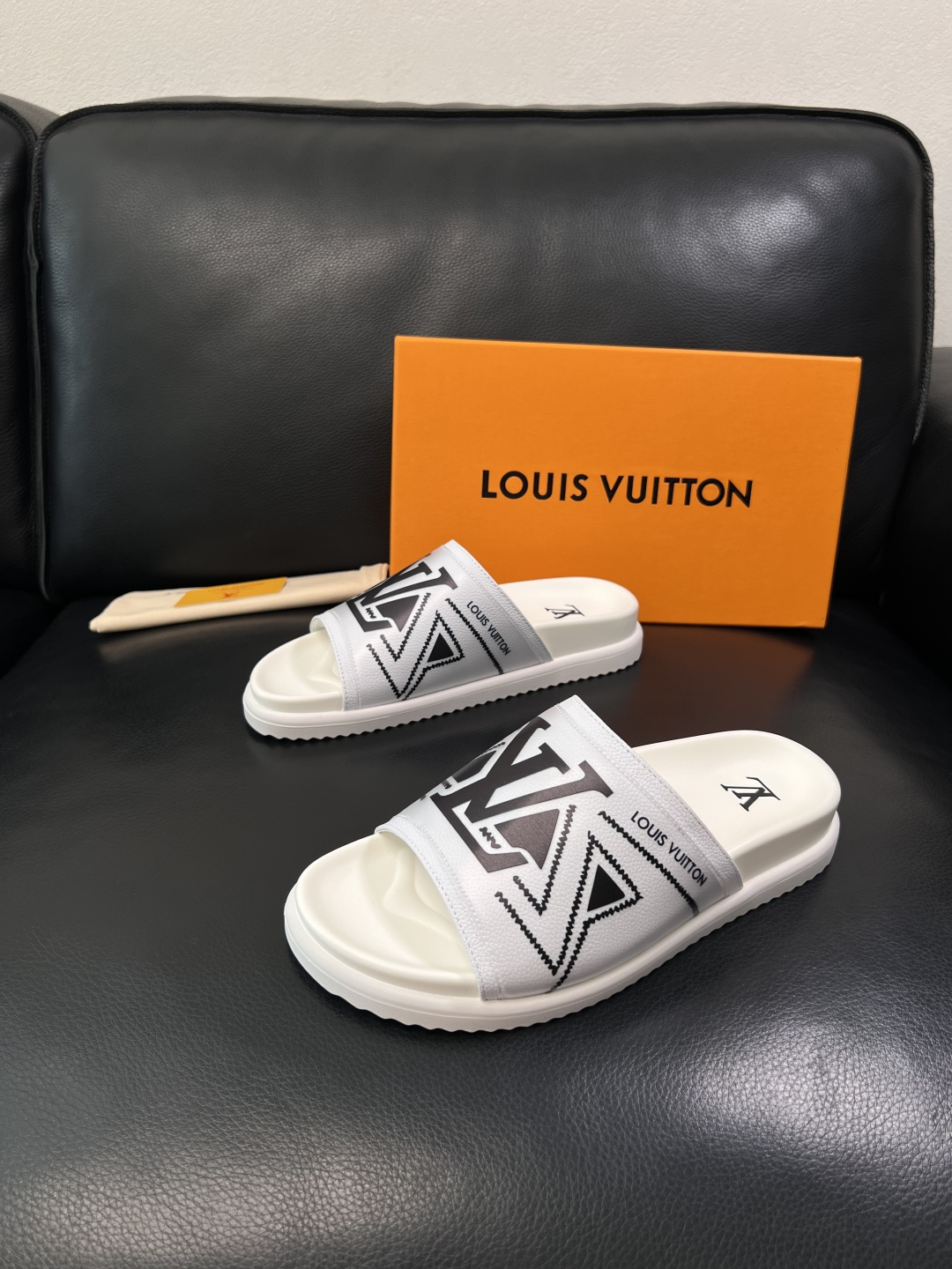 Lv  高品质  顶级工艺品  路易威登，拖鞋  专柜同步原厂配置，鞋面意大利进口，高品质拼接缤纷色彩复