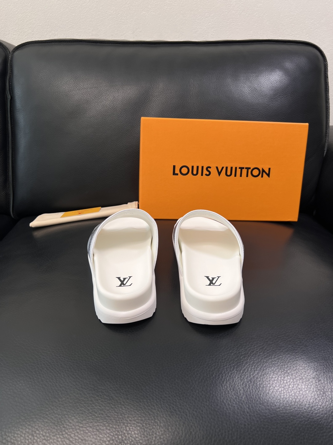Lv  高品质  顶级工艺品  路易威登，拖鞋  专柜同步原厂配置，鞋面意大利进口，高品质拼接缤纷色彩复