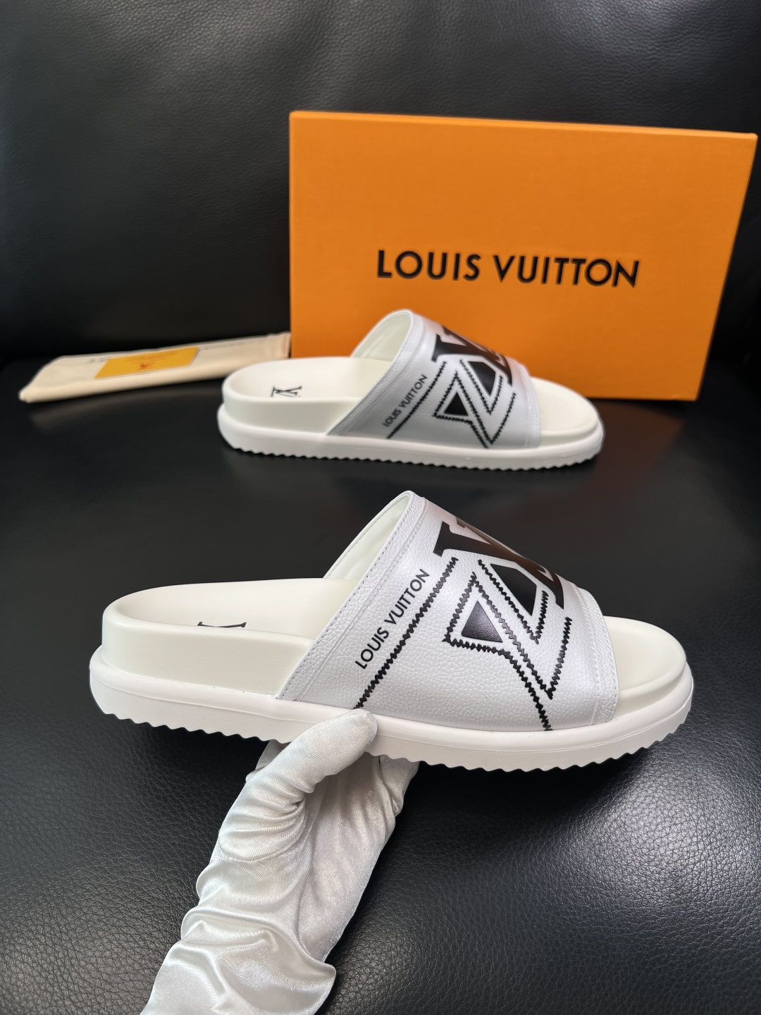 Lv  高品质  顶级工艺品  路易威登，拖鞋  专柜同步原厂配置，鞋面意大利进口，高品质拼接缤纷色彩复