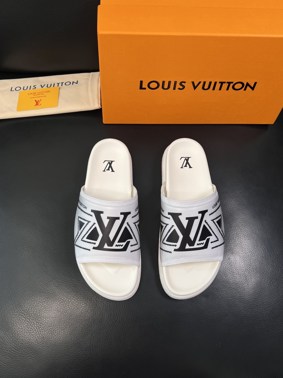 Lv  高品质  顶级工艺品  路易威登，拖鞋  专柜同步原厂配置，鞋面意大利进口，高品质拼接缤纷色彩复