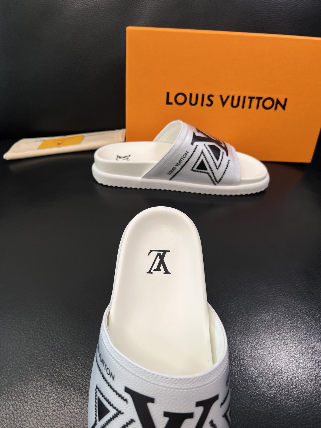 Lv  高品质  顶级工艺品  路易威登，拖鞋  专柜同步原厂配置，鞋面意大利进口，高品质拼接缤纷色彩复