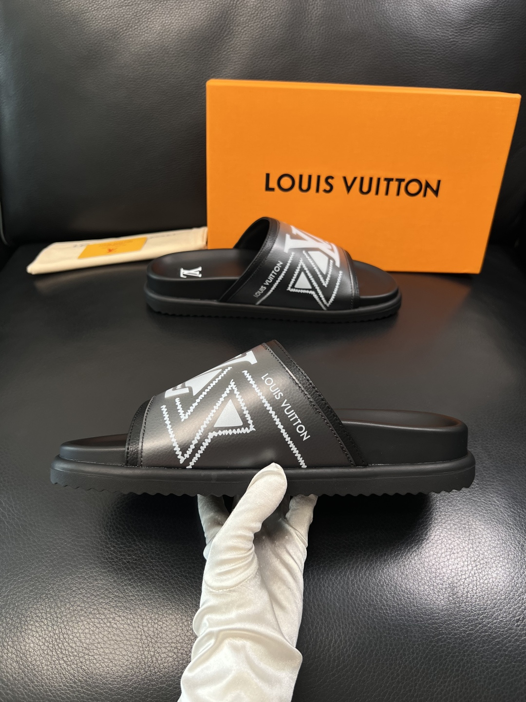 Lv  高品质  顶级工艺品  路易威登，拖鞋  专柜同步原厂配置，鞋面意大利进口，高品质拼接缤纷色彩复