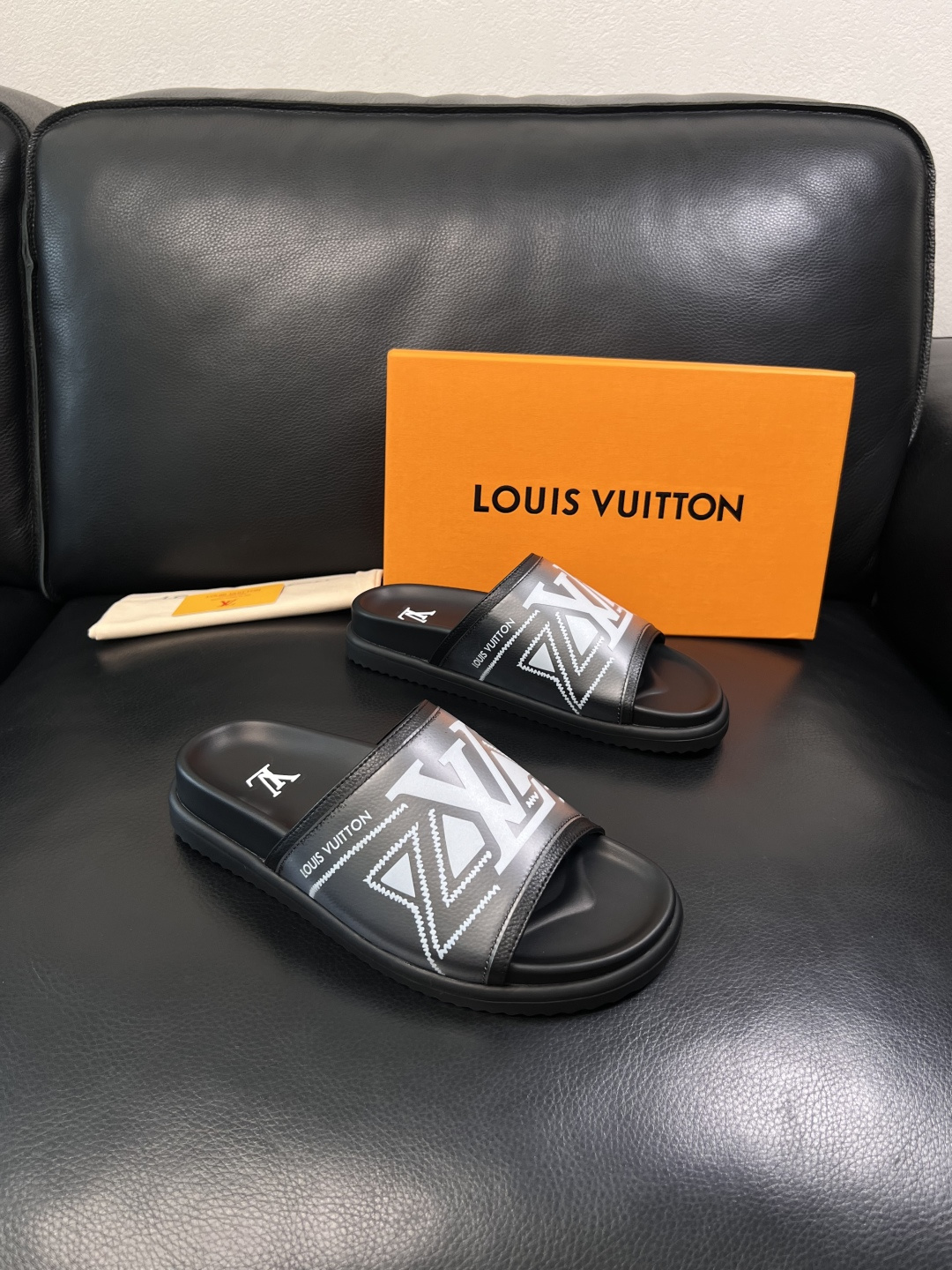 Lv  高品质  顶级工艺品  路易威登，拖鞋  专柜同步原厂配置，鞋面意大利进口，高品质拼接缤纷色彩复