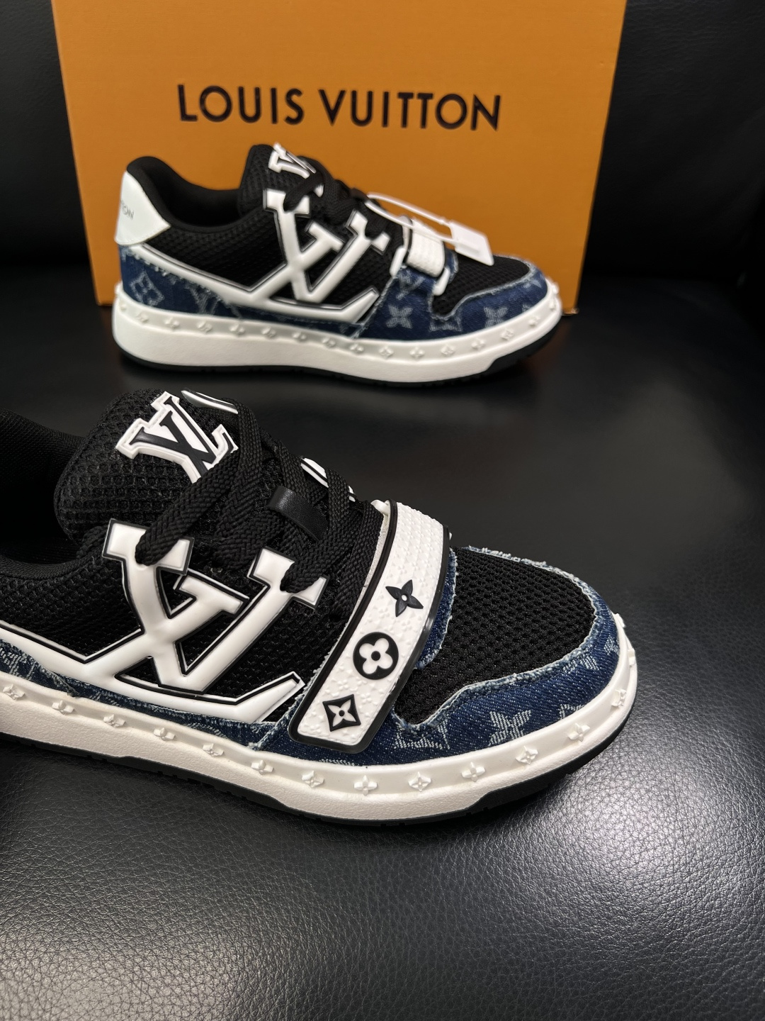 Lv  高品质  顶级工艺品  路易威登，专柜同步原厂配置，鞋面意大利进口，高品质拼接缤纷色彩复杂工艺品