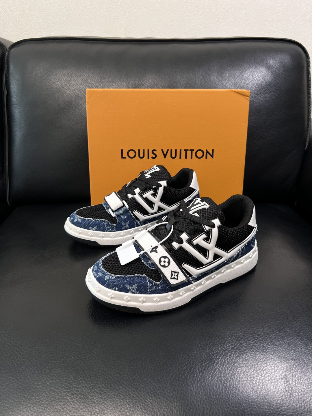 Lv  高品质  顶级工艺品  路易威登，专柜同步原厂配置，鞋面意大利进口，高品质拼接缤纷色彩复杂工艺品
