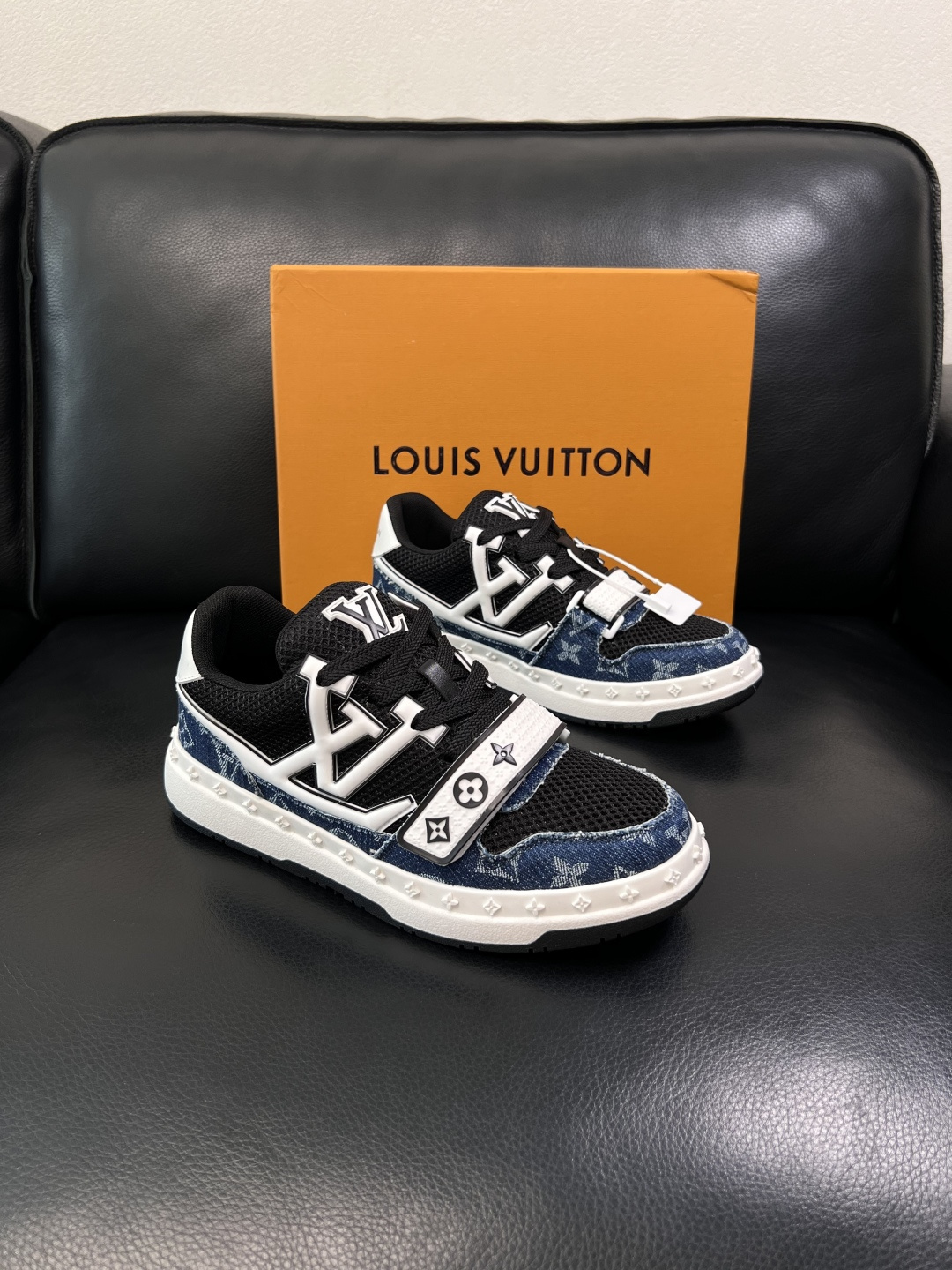 Lv  高品质  顶级工艺品  路易威登，专柜同步原厂配置，鞋面意大利进口，高品质拼接缤纷色彩复杂工艺品