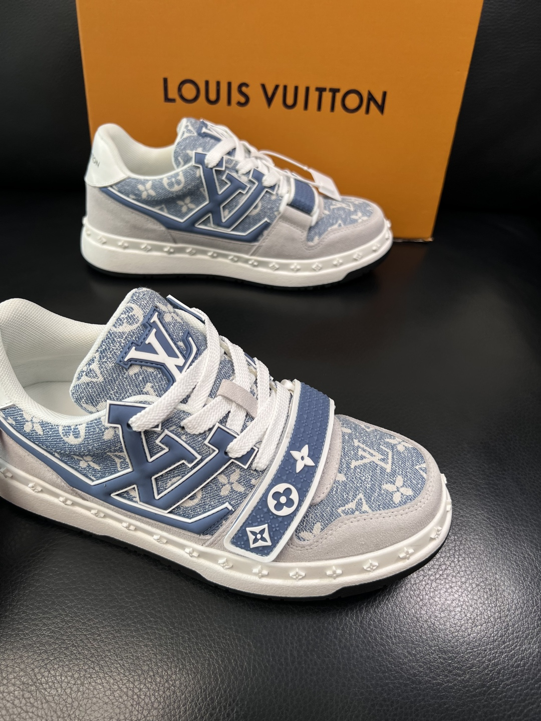 Lv  高品质  顶级工艺品  路易威登，专柜同步原厂配置，鞋面意大利进口，高品质拼接缤纷色彩复杂工艺品