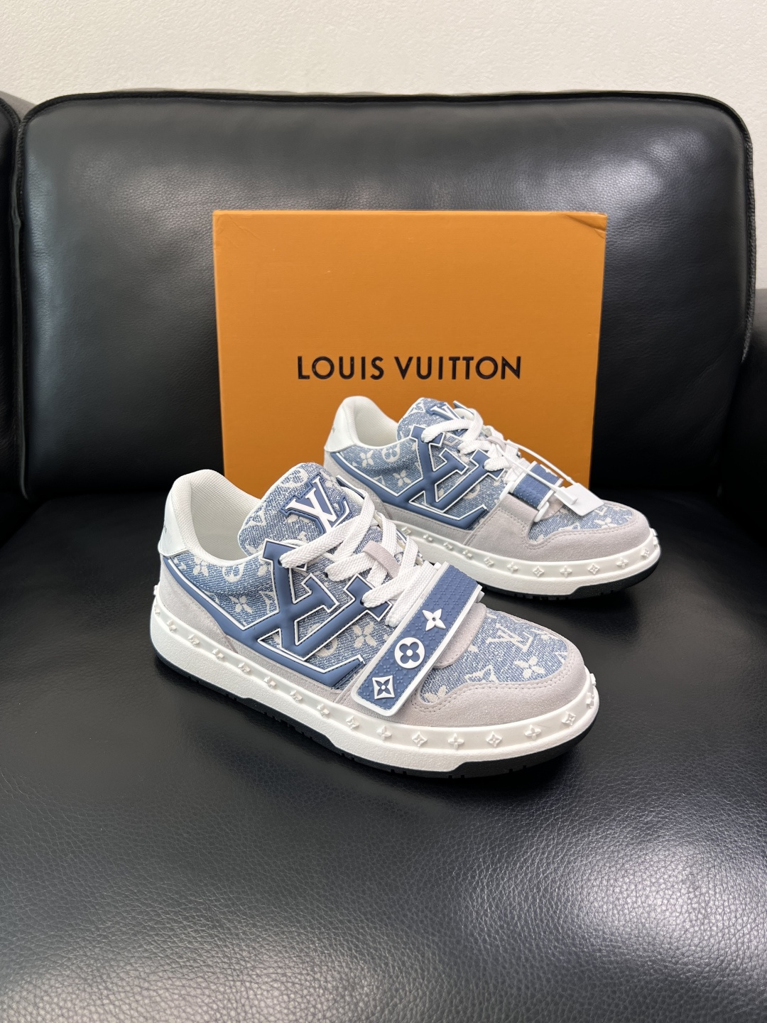 Lv  高品质  顶级工艺品  路易威登，专柜同步原厂配置，鞋面意大利进口，高品质拼接缤纷色彩复杂工艺品