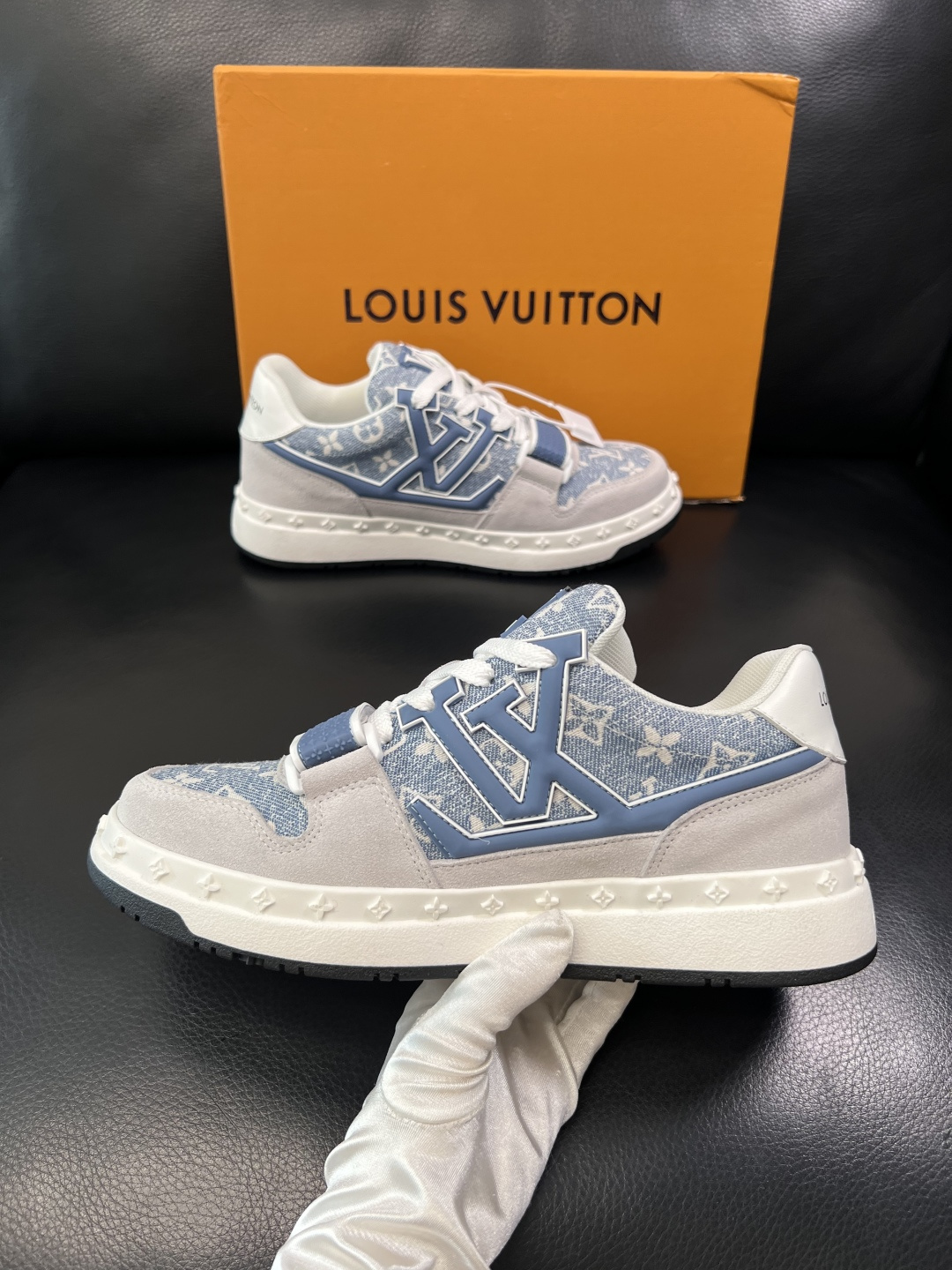Lv  高品质  顶级工艺品  路易威登，专柜同步原厂配置，鞋面意大利进口，高品质拼接缤纷色彩复杂工艺品