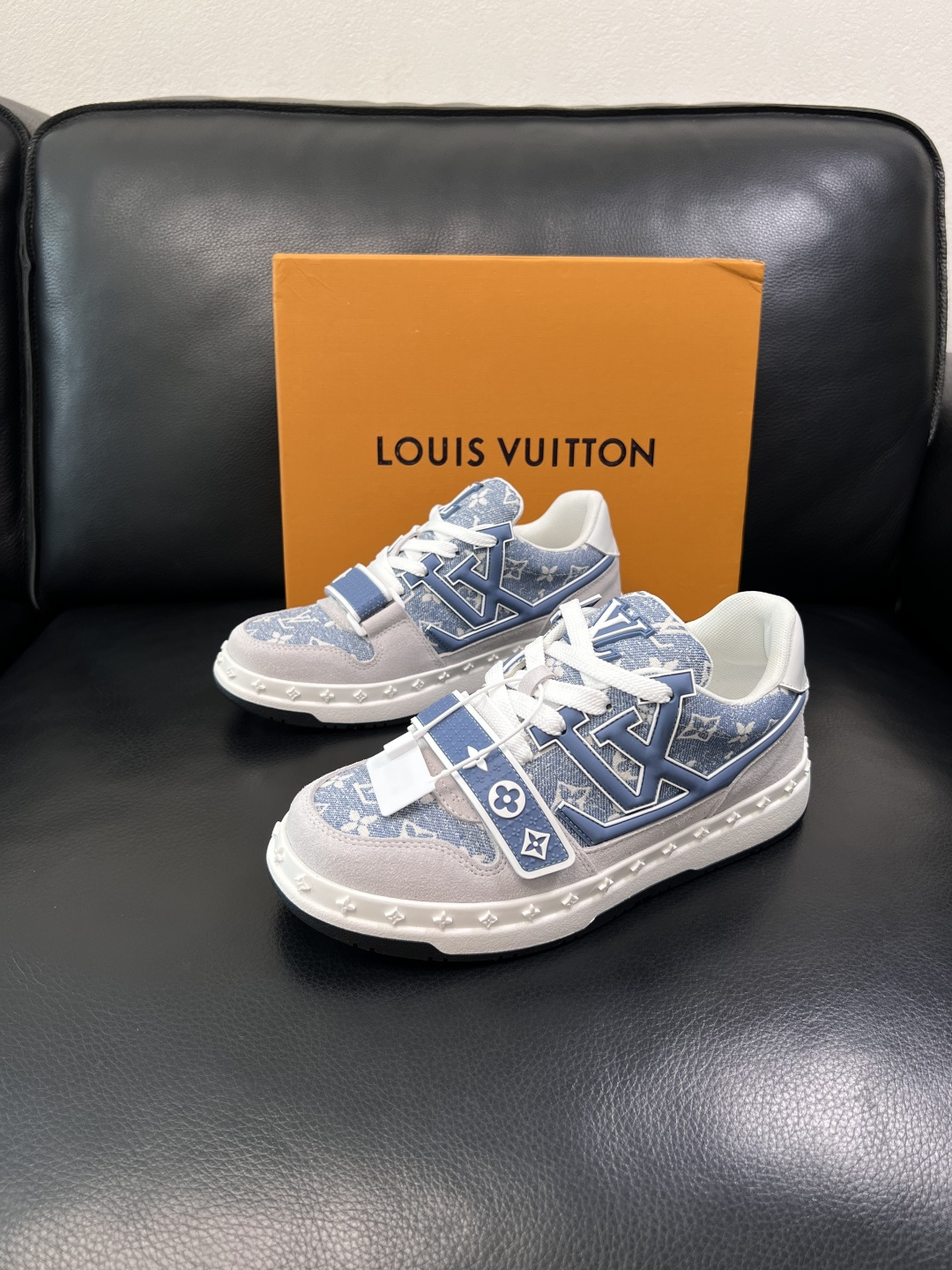 Lv  高品质  顶级工艺品  路易威登，专柜同步原厂配置，鞋面意大利进口，高品质拼接缤纷色彩复杂工艺品