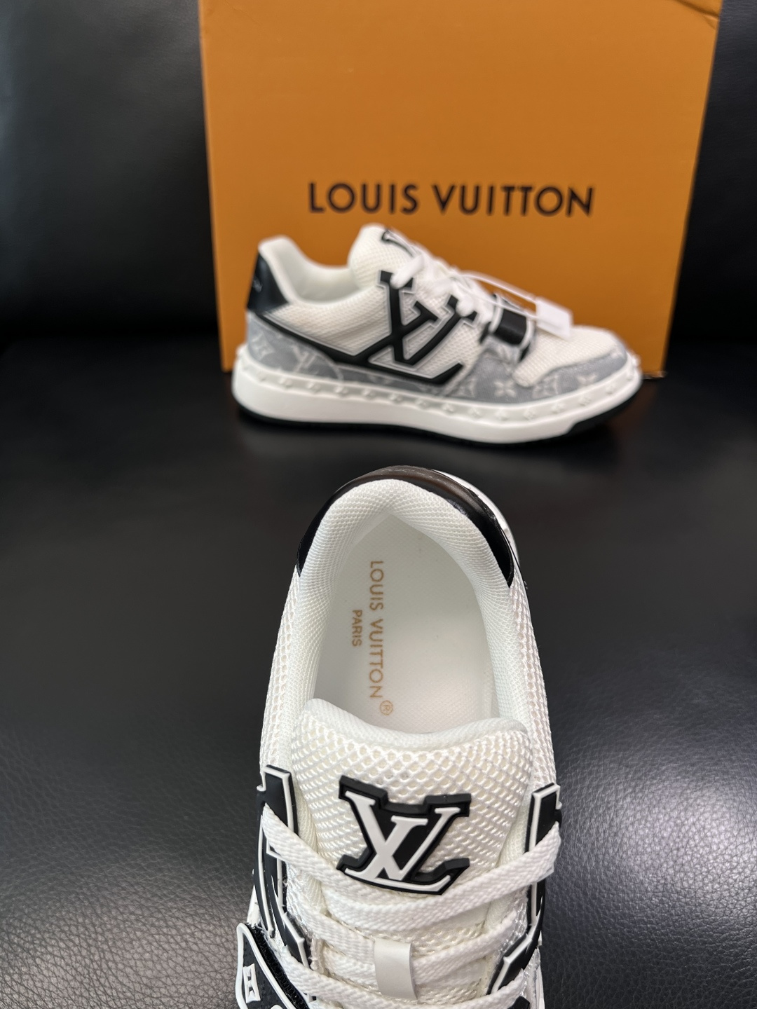 Lv  高品质  顶级工艺品  路易威登，专柜同步原厂配置，鞋面意大利进口，高品质拼接缤纷色彩复杂工艺品