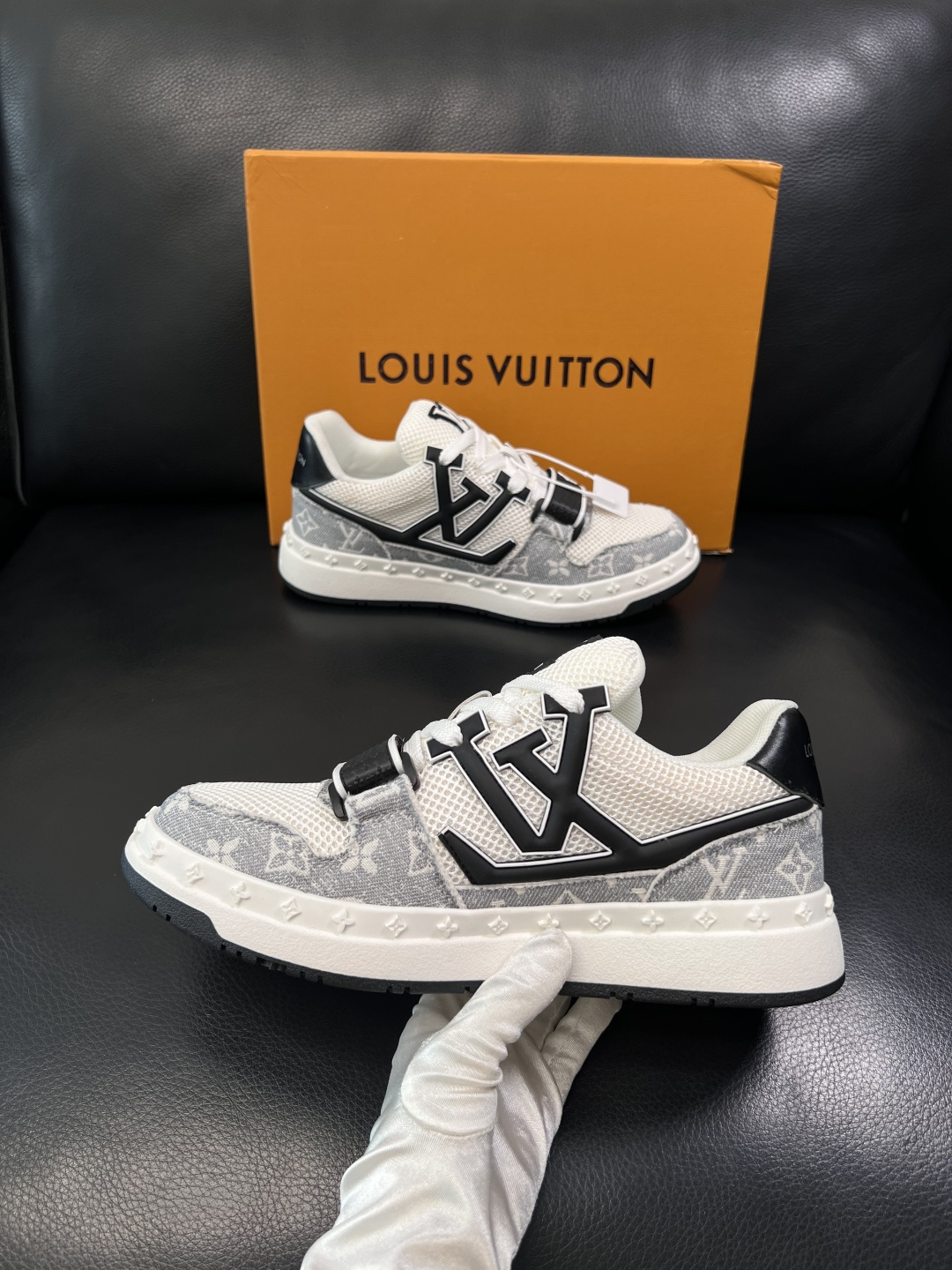 Lv  高品质  顶级工艺品  路易威登，专柜同步原厂配置，鞋面意大利进口，高品质拼接缤纷色彩复杂工艺品