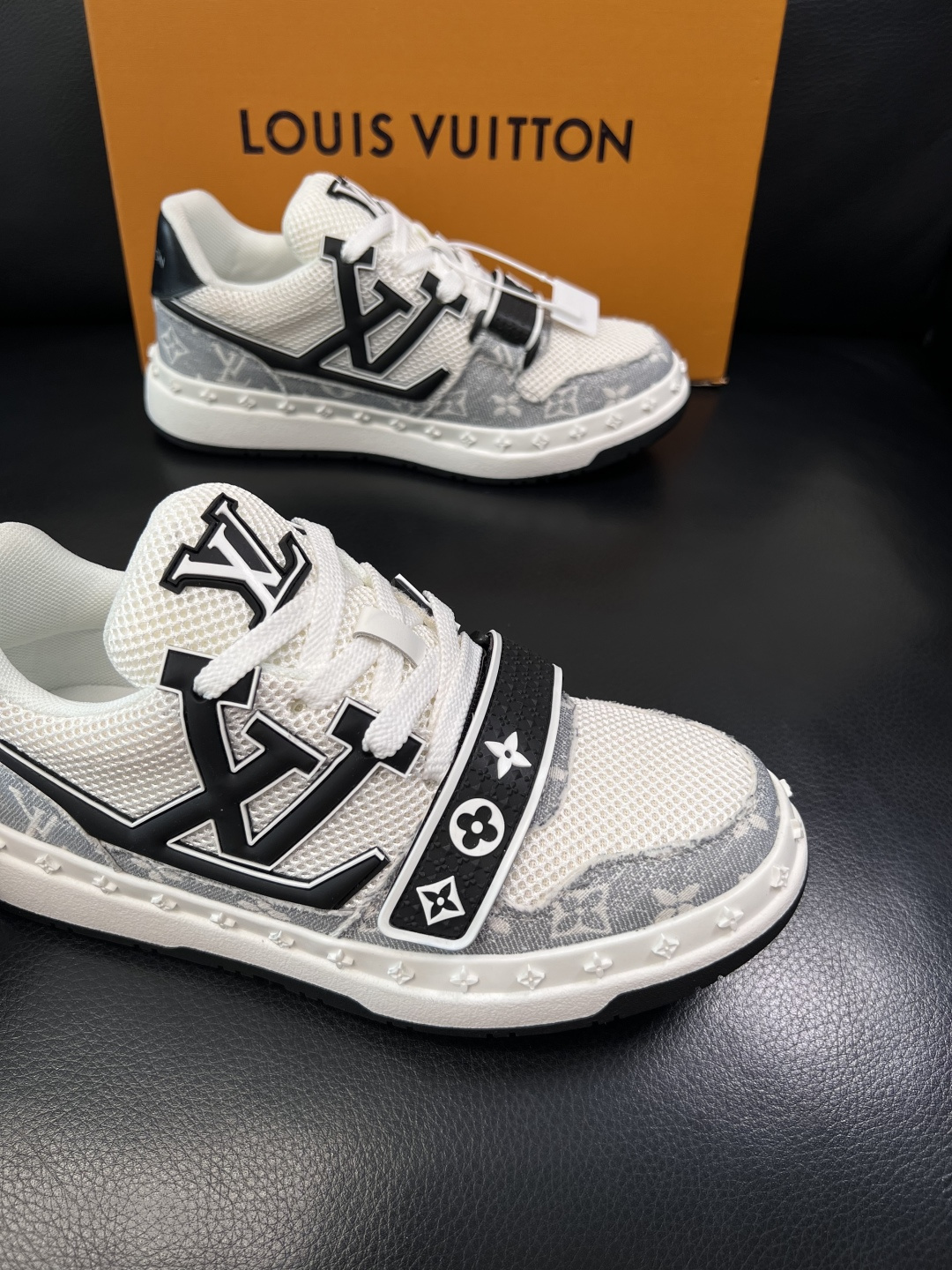 Lv  高品质  顶级工艺品  路易威登，专柜同步原厂配置，鞋面意大利进口，高品质拼接缤纷色彩复杂工艺品