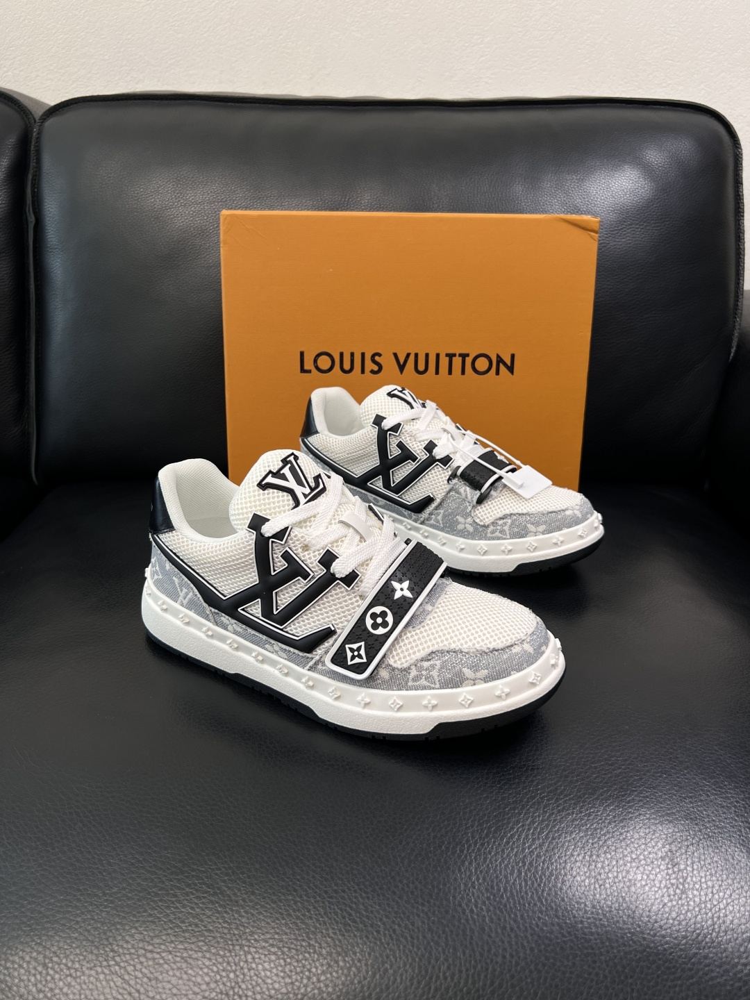 Lv  高品质  顶级工艺品  路易威登，专柜同步原厂配置，鞋面意大利进口，高品质拼接缤纷色彩复杂工艺品