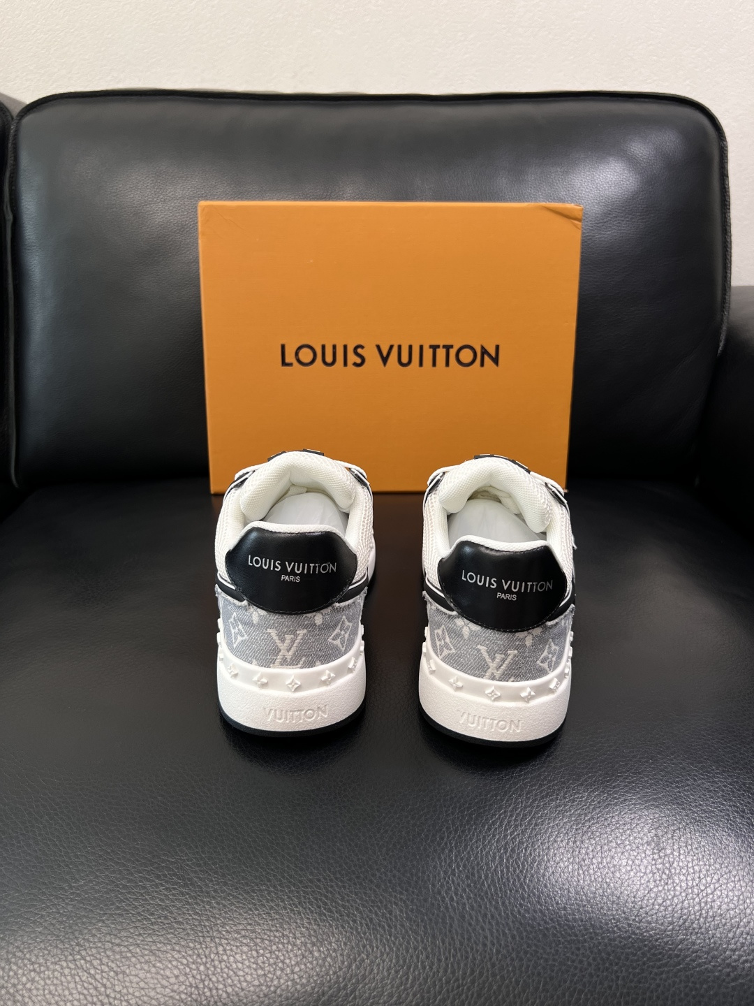 Lv  高品质  顶级工艺品  路易威登，专柜同步原厂配置，鞋面意大利进口，高品质拼接缤纷色彩复杂工艺品
