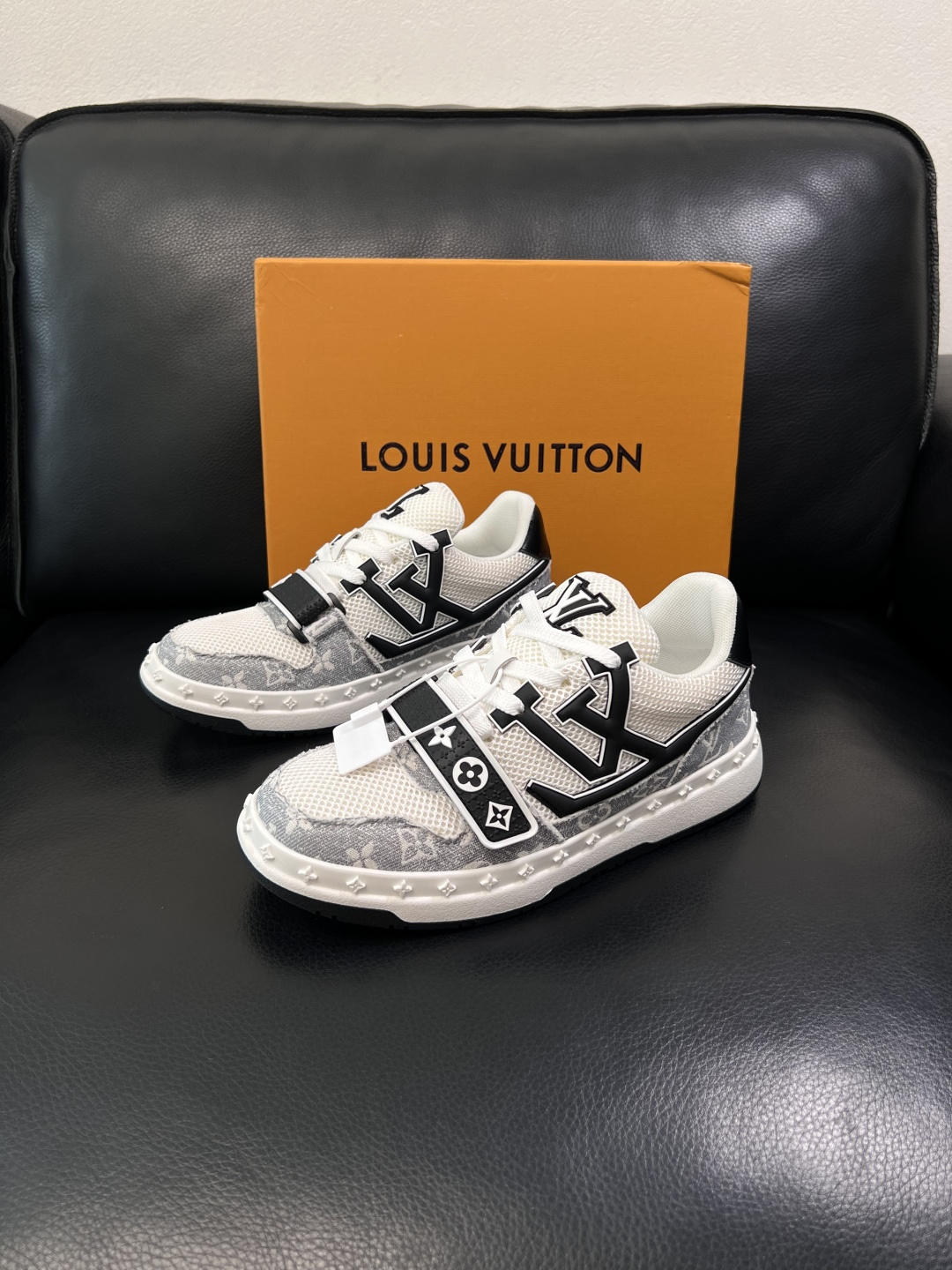 Lv  高品质  顶级工艺品  路易威登，专柜同步原厂配置，鞋面意大利进口，高品质拼接缤纷色彩复杂工艺品