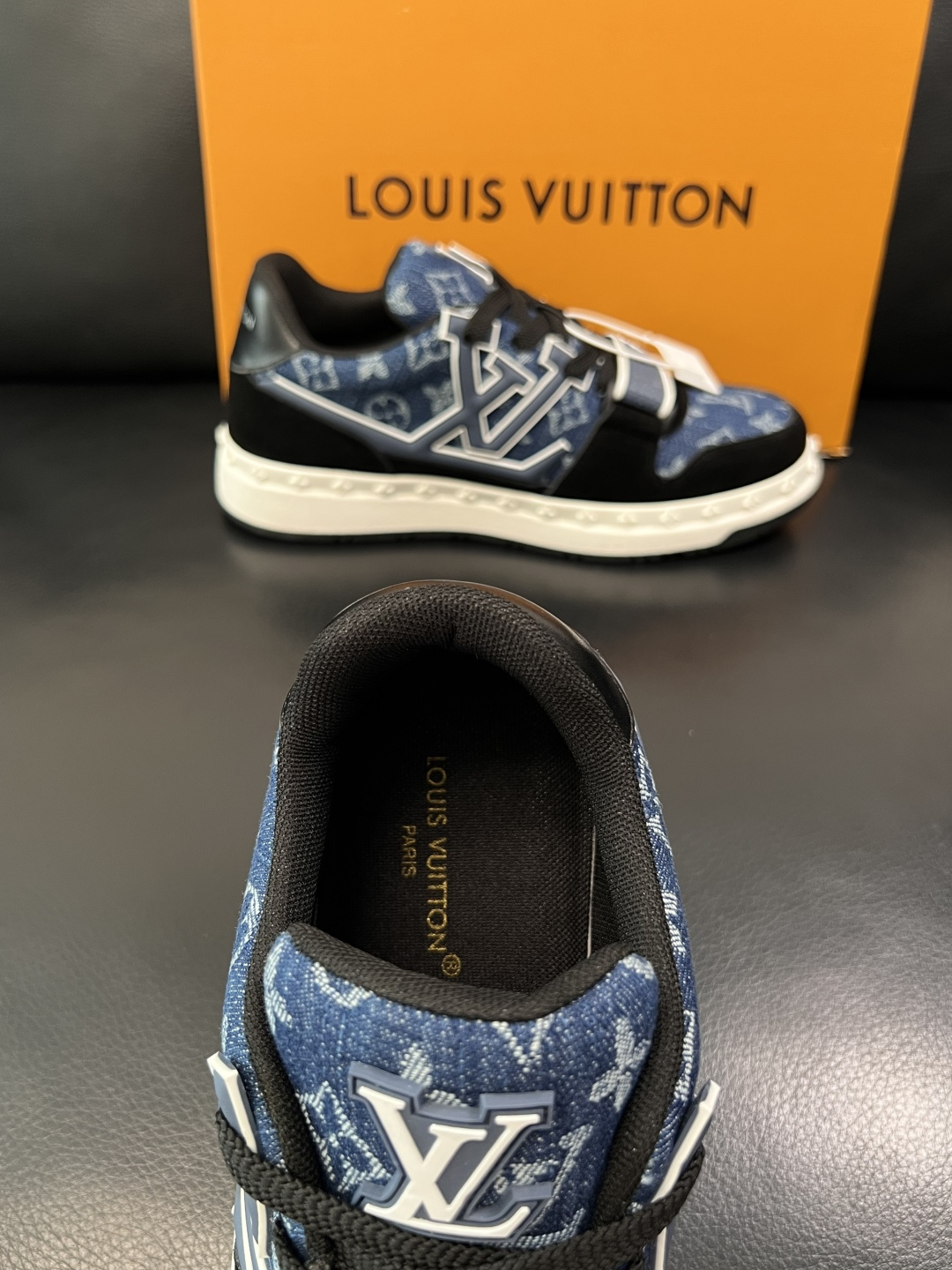 Lv  高品质  顶级工艺品  路易威登，专柜同步原厂配置，鞋面意大利进口，高品质拼接缤纷色彩复杂工艺品