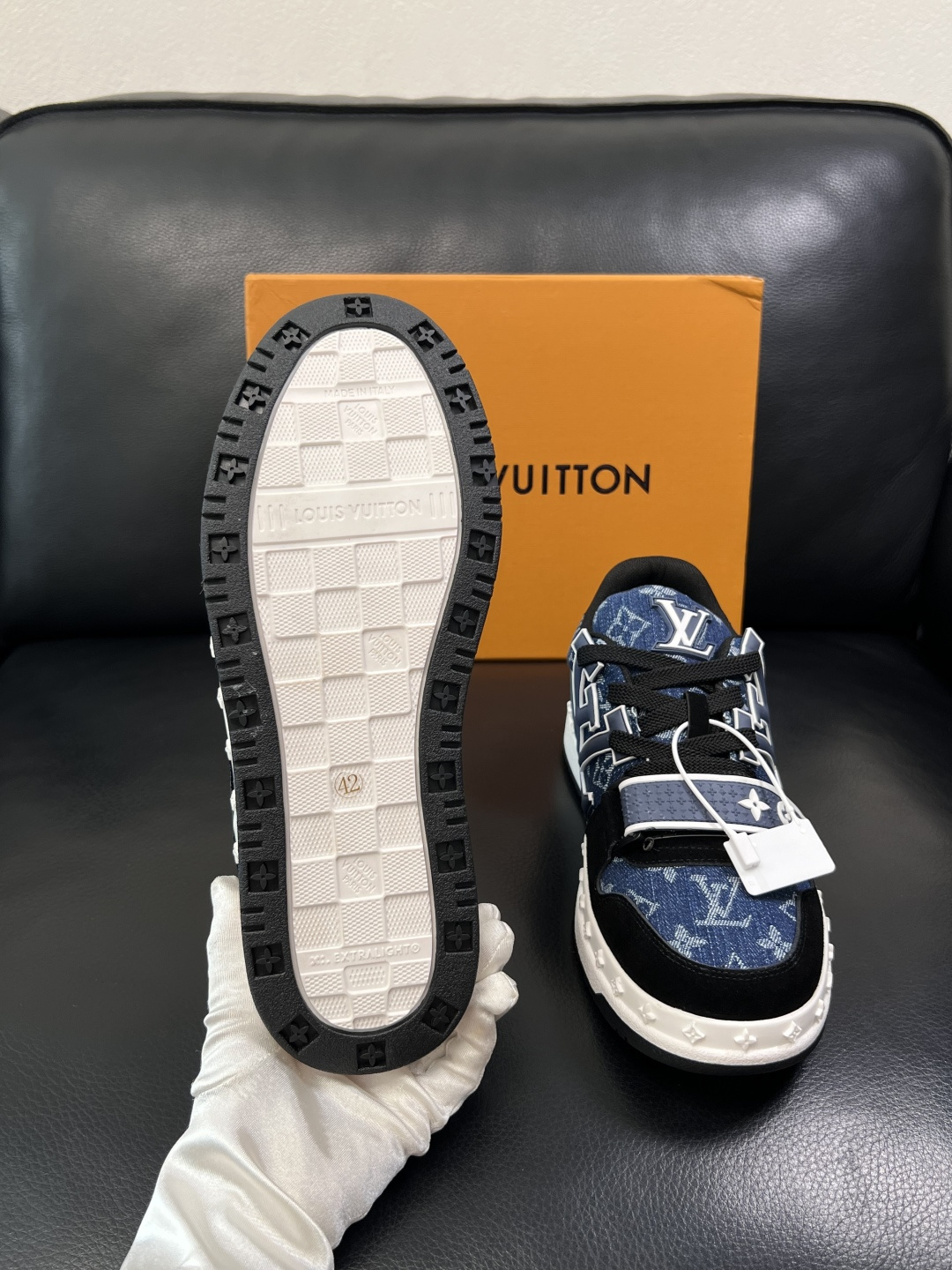 Lv  高品质  顶级工艺品  路易威登，专柜同步原厂配置，鞋面意大利进口，高品质拼接缤纷色彩复杂工艺品