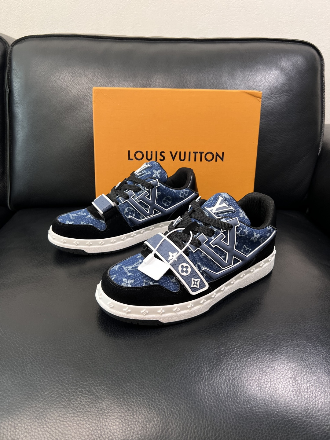 Lv  高品质  顶级工艺品  路易威登，专柜同步原厂配置，鞋面意大利进口，高品质拼接缤纷色彩复杂工艺品