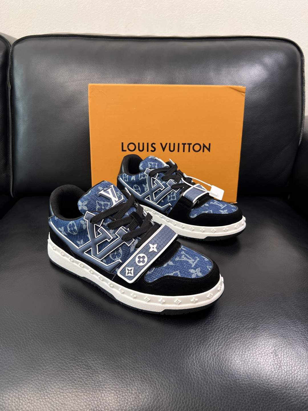 Lv  高品质  顶级工艺品  路易威登，专柜同步原厂配置，鞋面意大利进口，高品质拼接缤纷色彩复杂工艺品