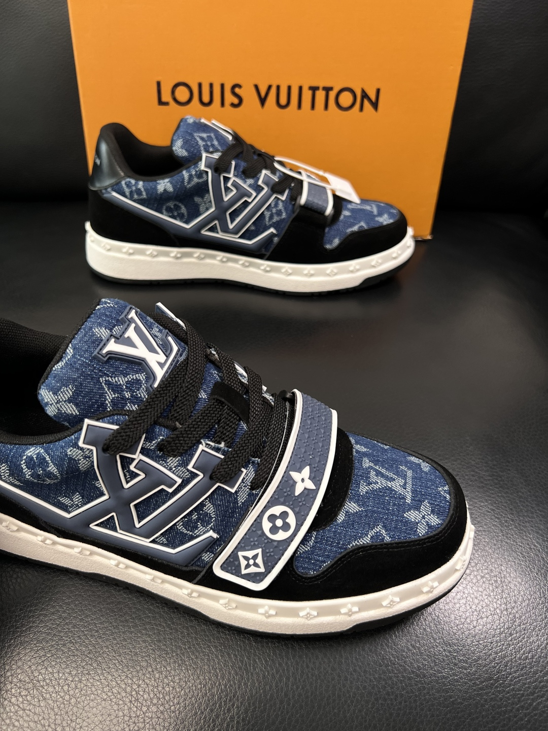 Lv  高品质  顶级工艺品  路易威登，专柜同步原厂配置，鞋面意大利进口，高品质拼接缤纷色彩复杂工艺品