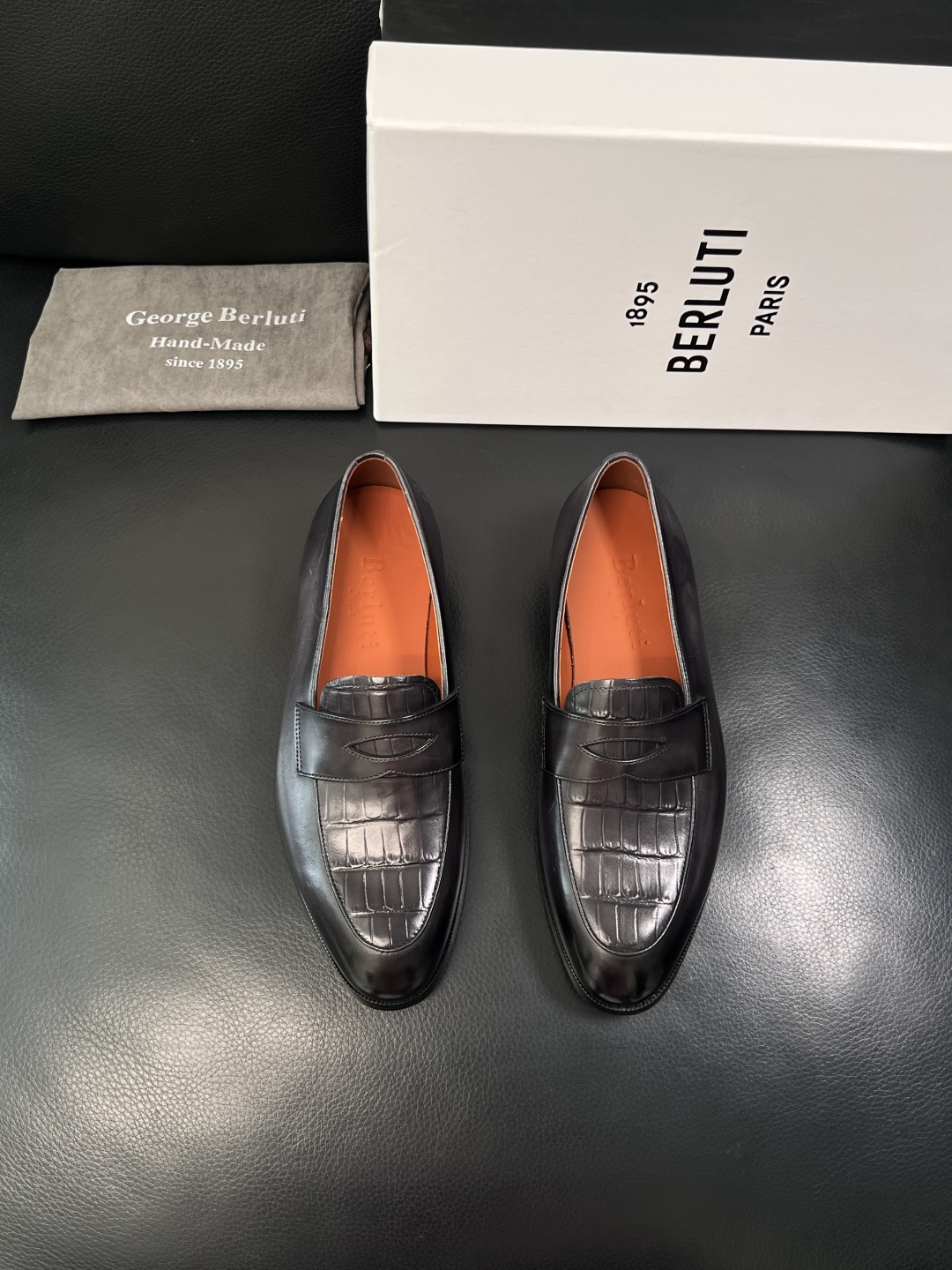 Berluti  高品质  顶级工艺品  布鲁提 专柜同步发售原厂配置，意大利进口牛皮面料，全进口水染牛