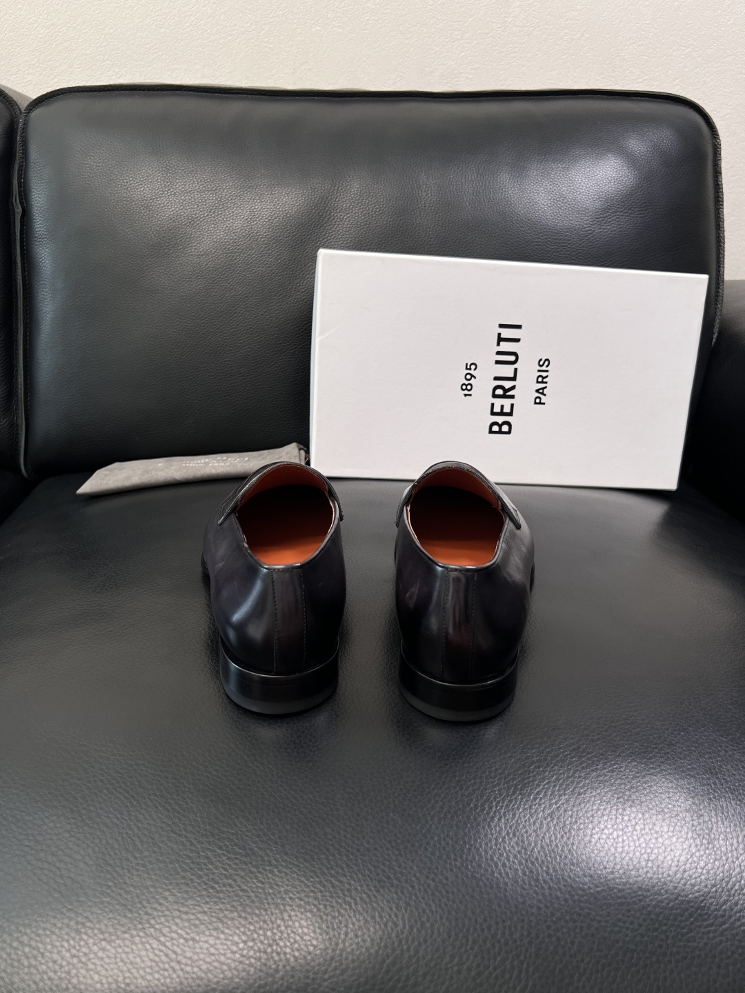 Berluti  高品质  顶级工艺品  布鲁提 专柜同步发售原厂配置，意大利进口牛皮面料，全进口水染牛