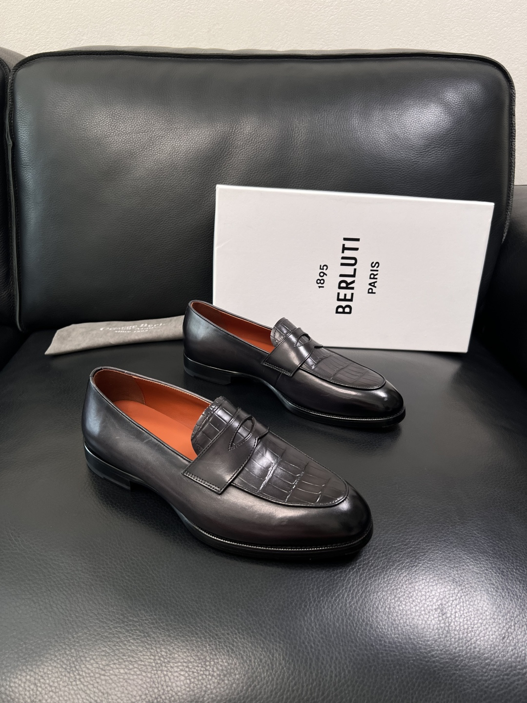 Berluti  高品质  顶级工艺品  布鲁提 专柜同步发售原厂配置，意大利进口牛皮面料，全进口水染牛