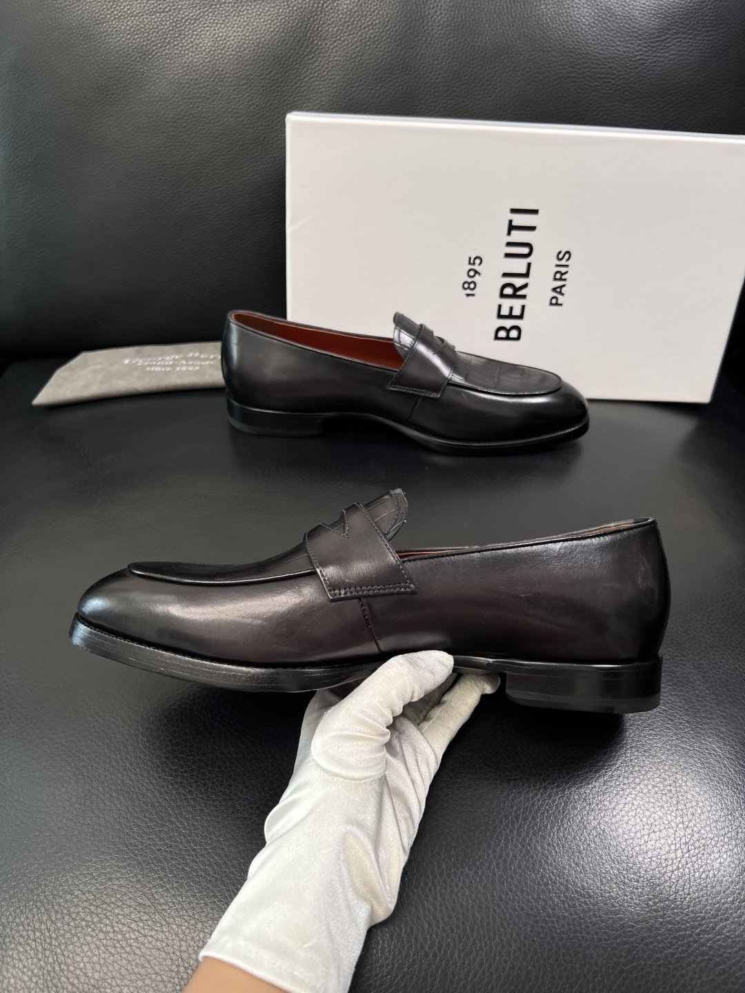 Berluti  高品质  顶级工艺品  布鲁提 专柜同步发售原厂配置，意大利进口牛皮面料，全进口水染牛