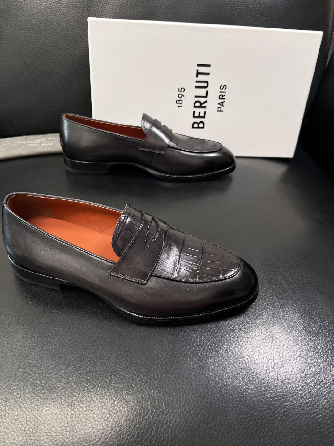 Berluti  高品质  顶级工艺品  布鲁提 专柜同步发售原厂配置，意大利进口牛皮面料，全进口水染牛