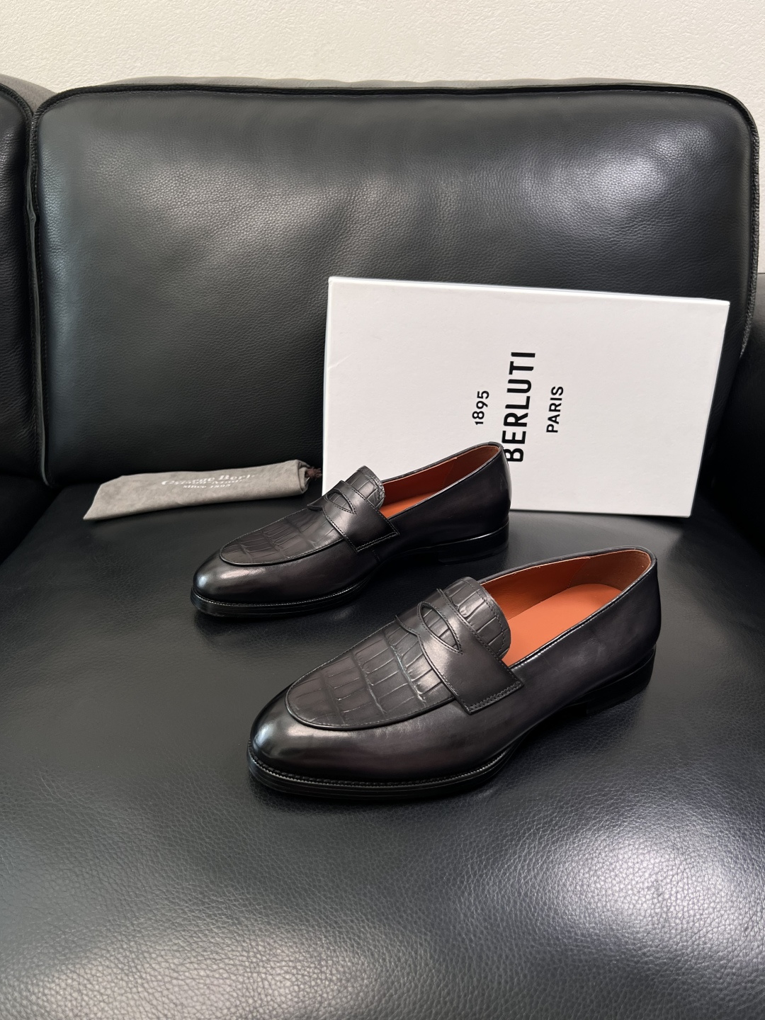 Berluti  高品质  顶级工艺品  布鲁提 专柜同步发售原厂配置，意大利进口牛皮面料，全进口水染牛