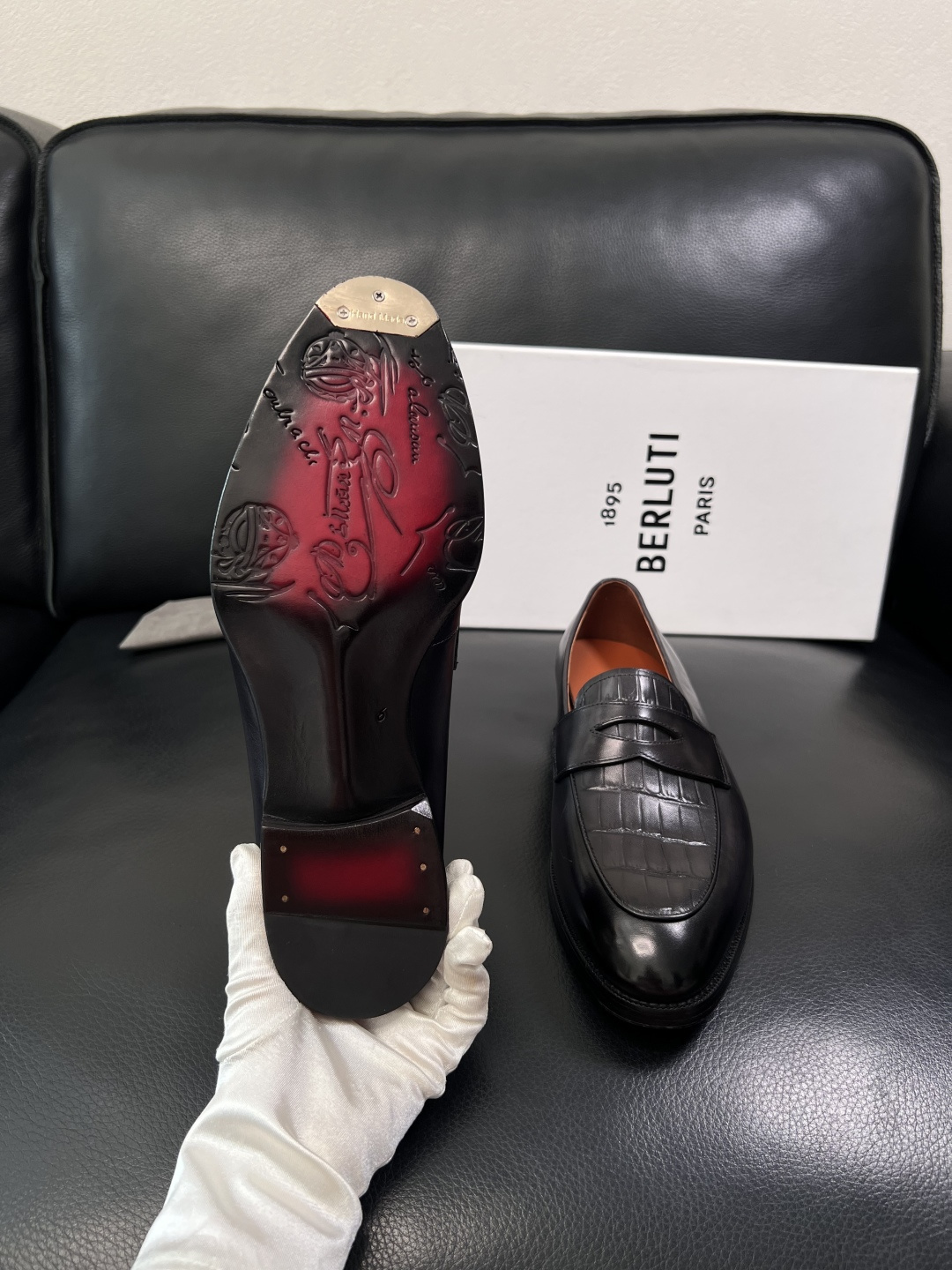 Berluti  高品质  顶级工艺品  布鲁提 专柜同步发售原厂配置，意大利进口牛皮面料，全进口水染牛
